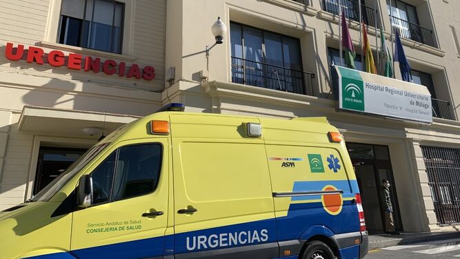 Una ambulancia ante las Urgencias del Hospital Regional.