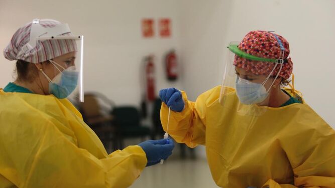 Dos sanitarios realizan uno de los test masivos en Sierra de Yeguas