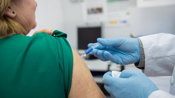 Imagen de una mujer siendo vacunada contra la gripe.