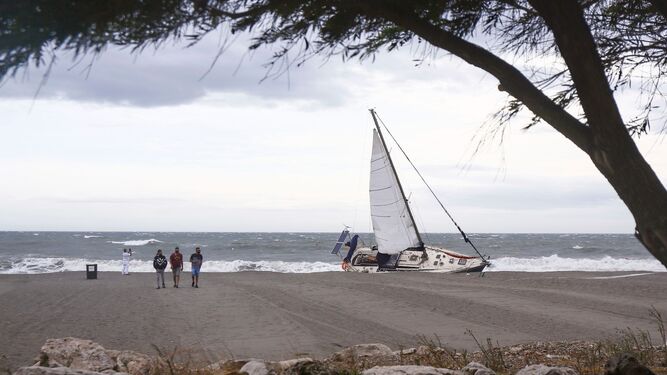 Fotos del velero encallado en la playa de Benajarafe, tras quedar a la deriva por el viento