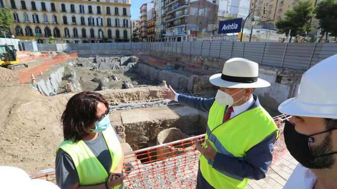 De la Torre dialoga con una de las arqueólogas en el excavación realizada en la parcela del Astoria.