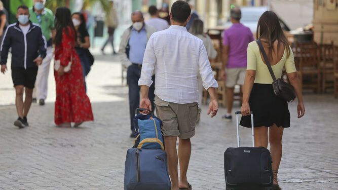 Dos turistas caminan por el Centro de Málaga.