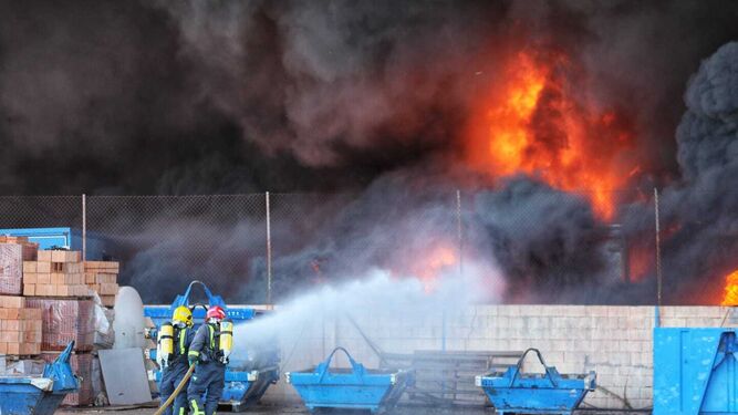 Bomberos de Málaga tratan de sofocar las llamas del incendio del Guadalhorce.