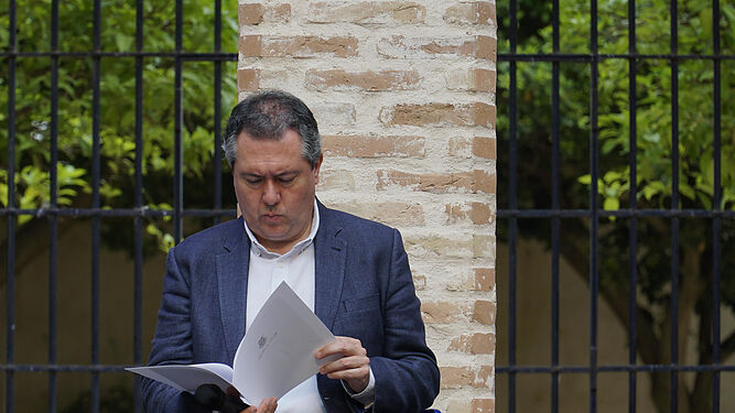 El alcalde de Sevilla, Juan Espadas, revisa unos documentos.