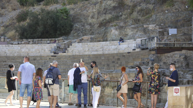 Turistas por M&aacute;laga, en un puente del Pilar at&iacute;pico.