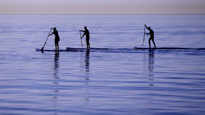 Unas personas practican surf de remo en la playa de Pedregalejo, esta pasada semana.