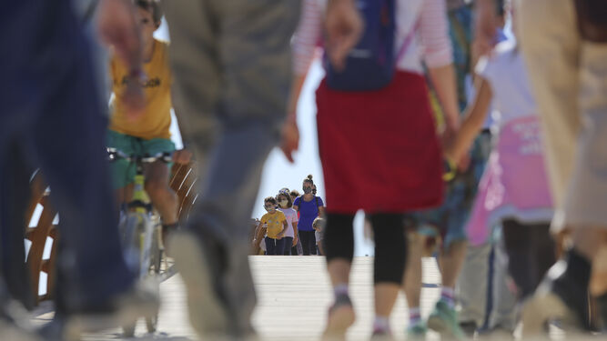 Fotos de los cientos de visitantes a la pasarela peatonal del Guadalhorce.