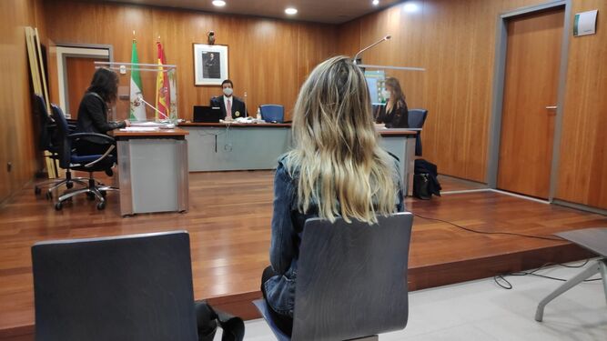 La acusada de procesionar una vagina de plástico en Málaga durante el juicio.