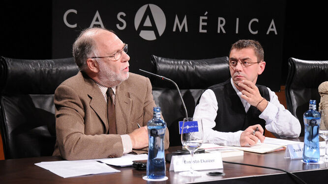 El periodista Ernesto Ekaizer, en un acto junto a Juan Carlos Monedero.