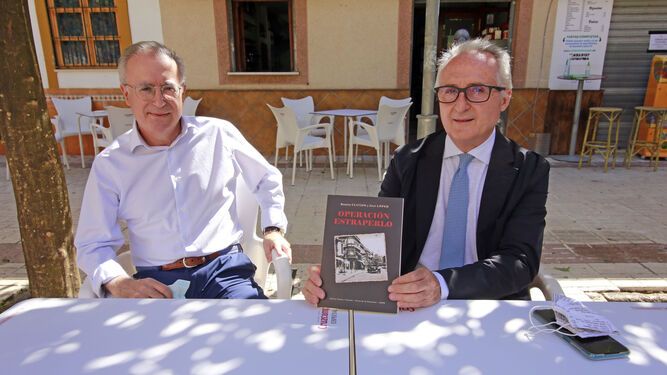 Ramón Clavijo y José López muestran la portada de su nuevo libro durante la entrevista.