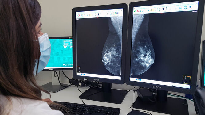 Una profesional de Quirónsalud analiza una mamografía.