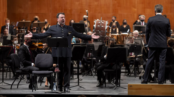 Carlos Álvarez, junto a la Orquesta Filarmónica de Málaga, este viernes en el Teatro Cervantes.