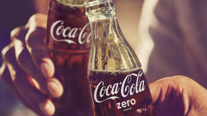 Con la subida anunciada del IVA, el precio de una lata de Coca-Cola subirá 0,06 euros