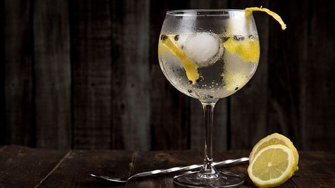 Un 'gin tonic', combinado que se remonta al descubrimiento de la quinina para combatir la malaria.