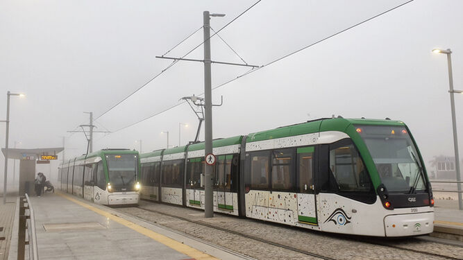 Dos trenes del Metro de Málaga, en el tramo en superficie de la Universidad.