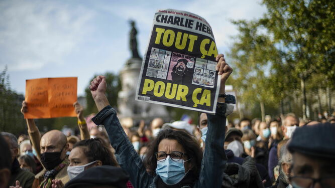 Una mujer sostiene la portada del 'Charlie Hebdo' con la caricatura de Mahoma, ayer en París.