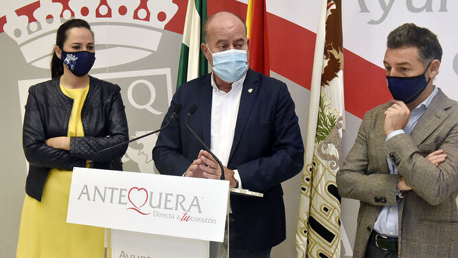 El alcalde de Antequera junto a dos de sus concejales en rueda de prensa.