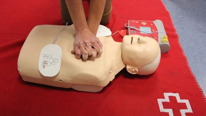 Un miembro de Cruz Roja muestra cómo actuar con un desfibrilador semiautomático.