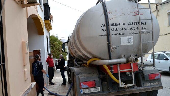 Suministro de agua a los vecinos de Campillos mediante camiones