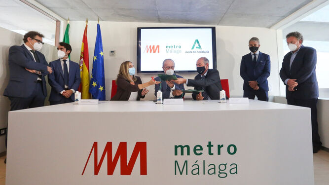 Momento de la firma de la modificación del contrato de concesión del Metro de Málaga.