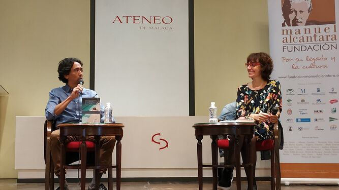Miguel Tapia y Cristina Consuegra, este viernes, en el Ateneo de Málaga.