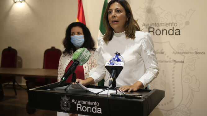 La alcaldesa de Ronda durante una rueda de prensa