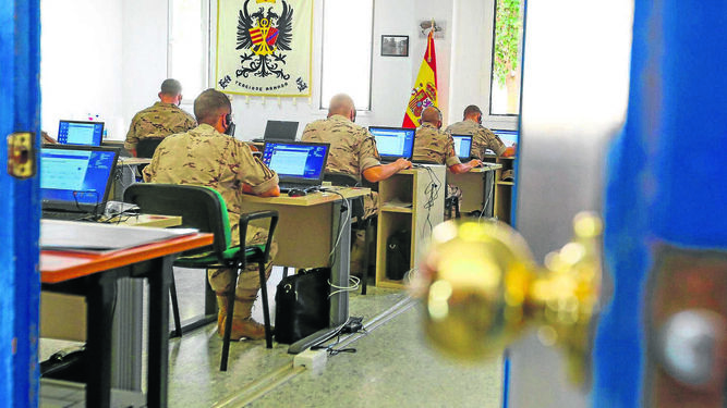 Varios militares desarrollan labores de rastreos durante la primera ola del coronavirus en San Fernando.