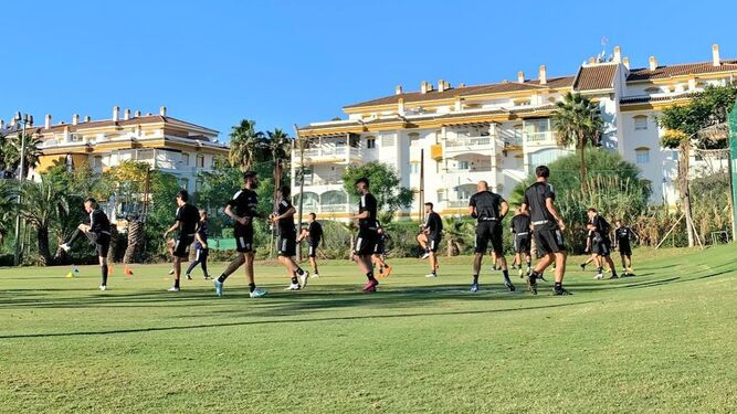 Los jugadores del Marbella FC en un entrenamiento esta semana.