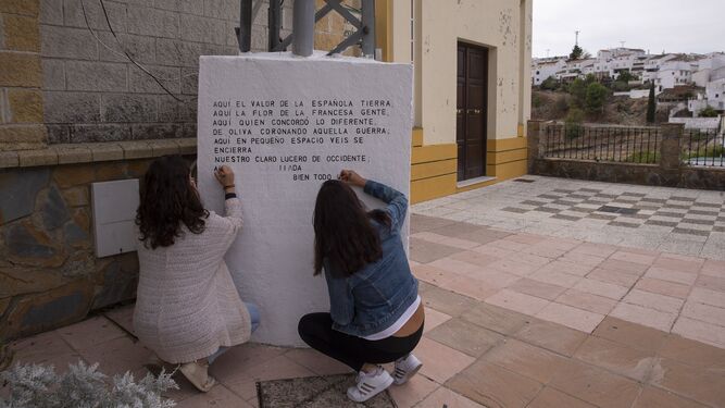 Dos voluntarias escriben una poesía en Cortes de la Frontera.
