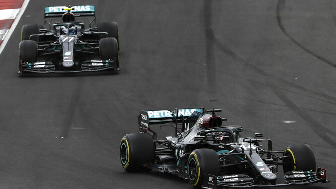 Lewis Hamilton liderando la prueba por delante de su compañero Valtteri Bottas.