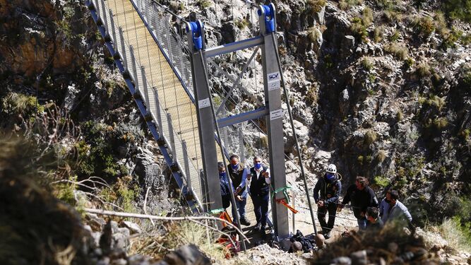 Las fotos del puente colgante de El Saltillo, el 'Caminito del Rey de la Axarqu&iacute;a', en Canillas de Aceituno