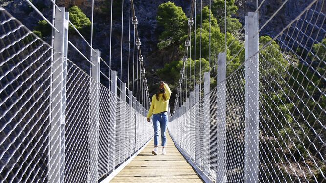Las fotos del puente colgante de El Saltillo, el 'Caminito del Rey de la Axarqu&iacute;a', en Canillas de Aceituno