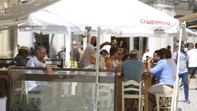 Un grupo de clientes en las terrazas de varios bares de Málaga capital.