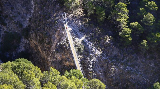 El impresionante puente de El Saltillo, en Canillas de Aceituno.