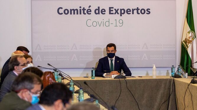 El presidente Juanma Moreno, reunido con el comité de técnicos.