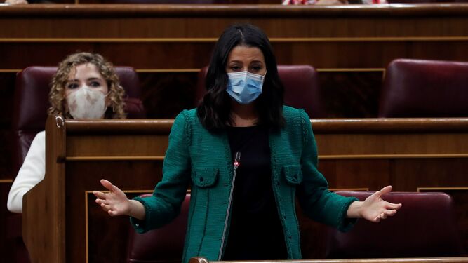 La líder de Ciudadanos, Inés Arrimadas, durante su intervención en la sesión de control al Gobierno ayer en el Congreso.