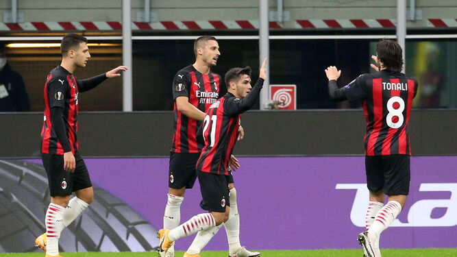 Brahim celebra su gol con los compañeros del AC Milan.