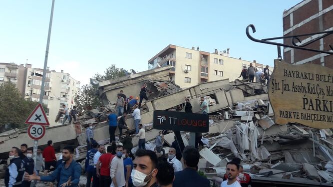 Un edificio caído en la ciudad de Esmirna en Turquía