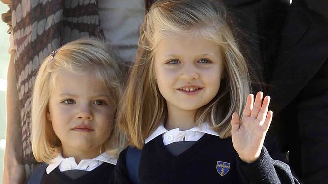 Leonor, de pequeña, a saluda a los periodistas en el primer día de colegio de su hermana Sofía.