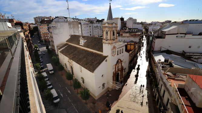 Vista general de la iglesia de la Concepción, con la calle Méndez Núñez a la izquierda, que será peatonalizada. A la derecha, la calle Concepción, referente peatonal de la ciudad.