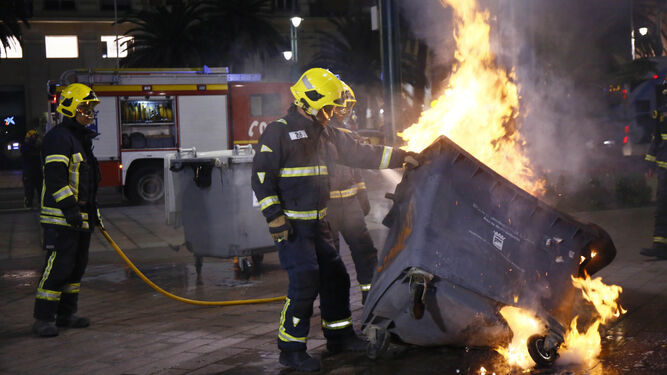 Los bomberos apagan un contenedor quemado junto a la Equitativa.