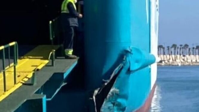 Uno de los ferris de Baleária sufre un accidente al atracar en el puerto de Málaga.
