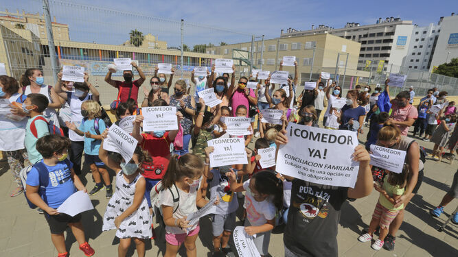 Protesta en el comedor del CEIP Carmen de Burgos a finales de septiembre.