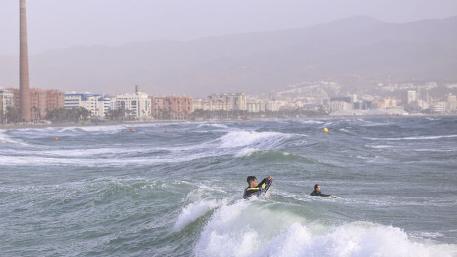 Viento, olas y surfistas para iniciar el fin de semana