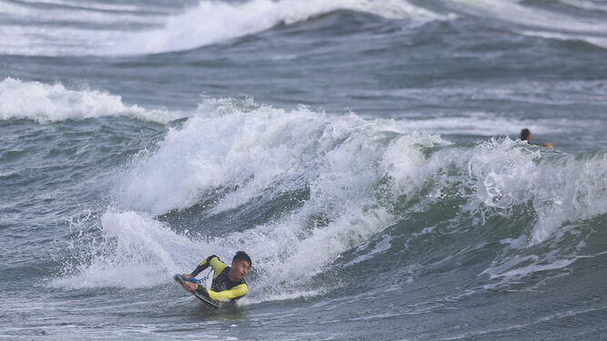 Viento, olas y surfistas para iniciar el fin de semana