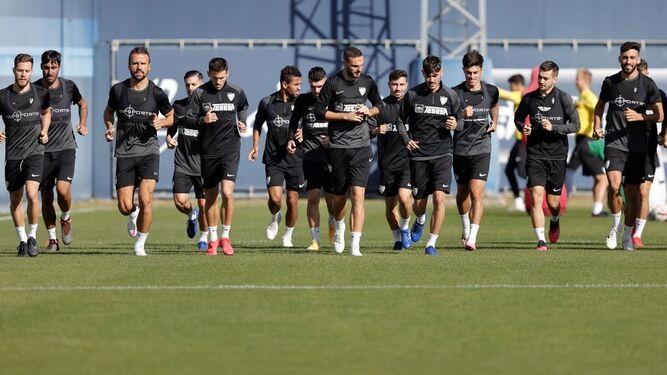 Los jugadores del Málaga en un entrenamiento esta semana.