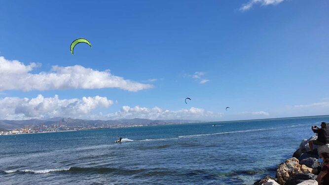Domingo de kitesurf en la playa de Sacaba de M&aacute;laga, en fotos