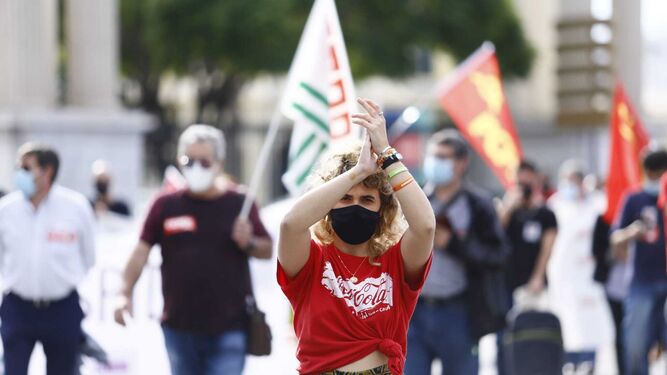 Una mujer con camiseta contra el ERE de Coca Cola en Málaga, en la manifestación en defensa de la industria.