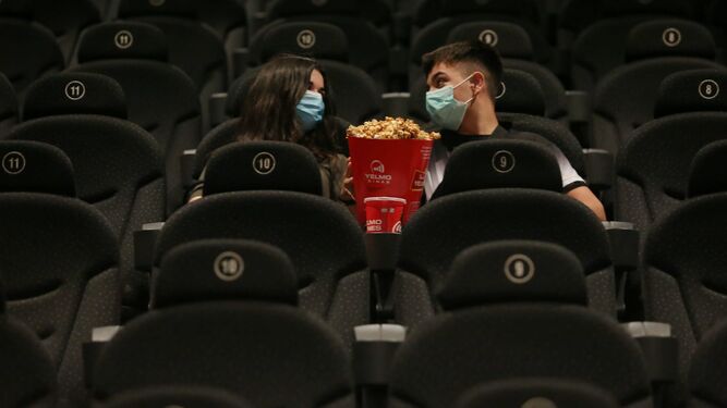 Dos espectadores en una sala de cine en Málaga.