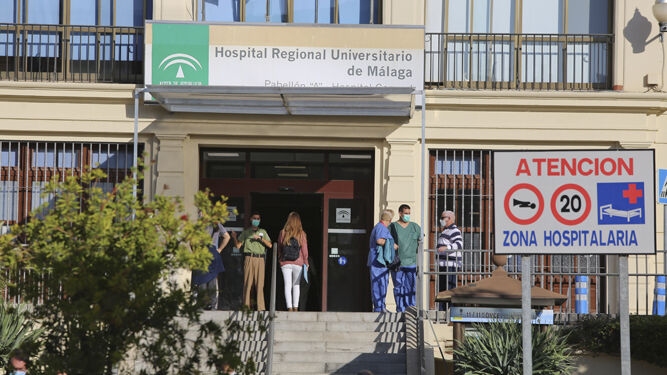 Acceso a uno de los pabellones del Hospital Universitario de Málaga.